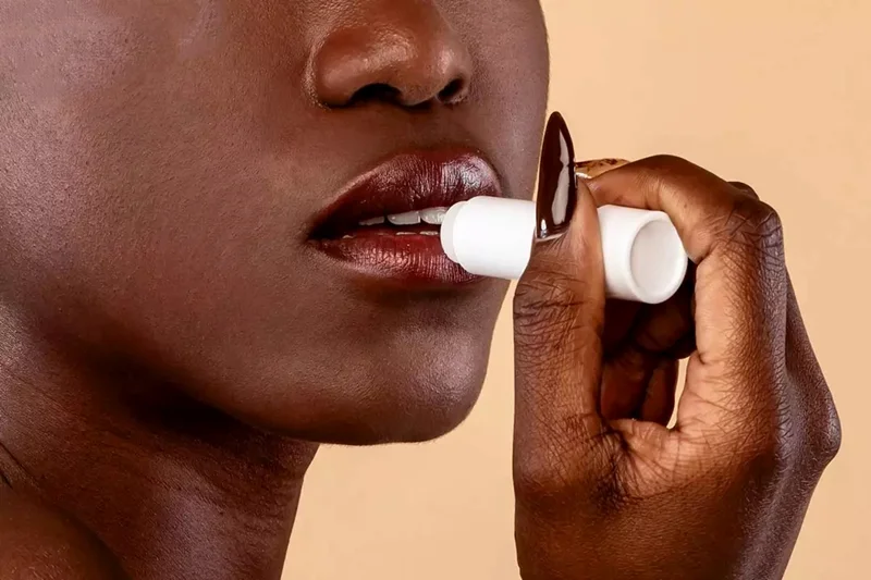 چگونه بالم لب مناسب برای نیازهای خود را انتخاب کنیم؟