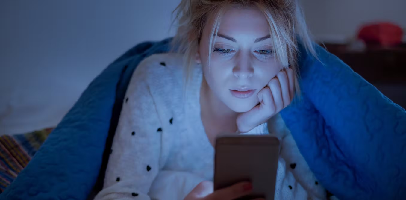 تأثیر نور آبی بر پوست | چگونه از پوست در برابر نور موبایل محافظت کنیم؟