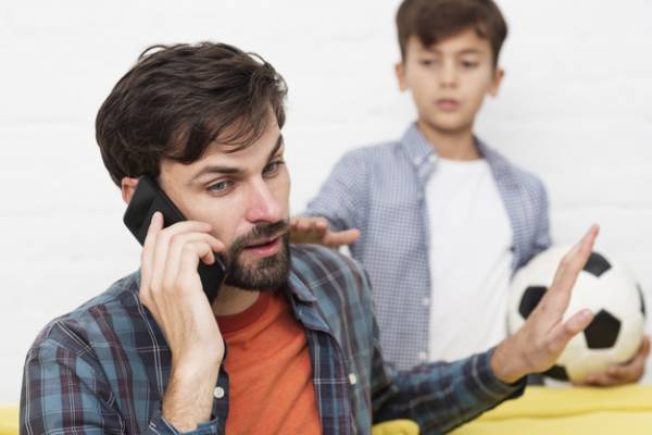 دلیل و علت اصلی پرحرفی کودکان + راه حل